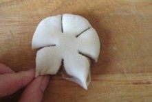 19、层层酥脆的极致诱惑---栗香梅花酥 ,将每份的两边向中间捏紧形成一个角