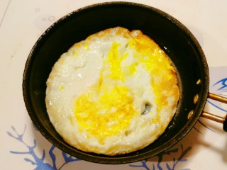 4、芝士火腿三明治,起油锅 放入食用油  敲入鸡蛋煎制 一面定型后翻另一面  两面熟透出锅备用