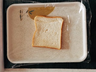 6、芝士火腿三明治,先放上一片吐司面包