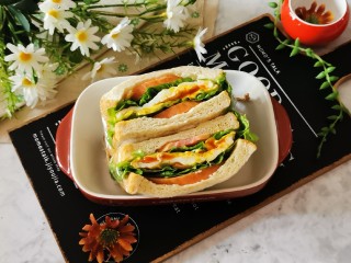 15、芝士火腿三明治,对半切开即可食用