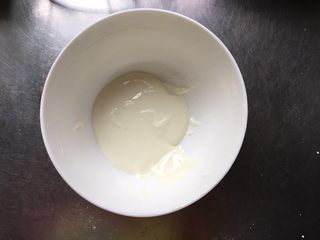 2、宝宝零食酸奶溶豆,刮刀混合均匀，没有手法，只要均匀混合。然后备用，也可以放入冷藏备用。