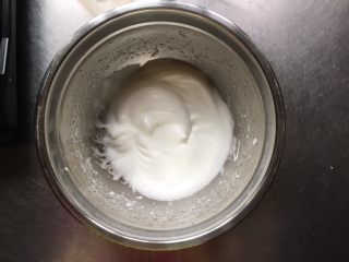 4、宝宝零食酸奶溶豆,打至纹路稍清晰加入最后1/3糖，继续打发。