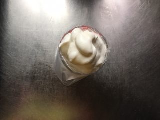 8、宝宝零食酸奶溶豆,然后冷冻取出裱花袋的杯子，将糊导入。