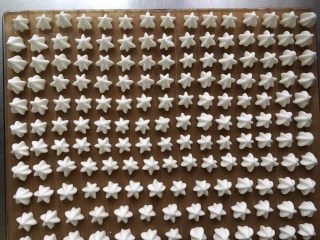 11、宝宝零食酸奶溶豆,挤好后的豆豆们。