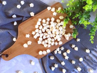 13、宝宝零食酸奶溶豆,烤好后的溶豆。