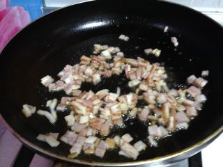 2、彩色饭团,不粘锅加热倒入培根碎