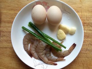 1、#辅食#虾仁蒸蛋羹,准备食材:虾,鸡蛋,葱,蒜。