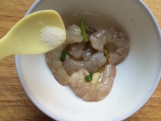 3、#辅食#虾仁蒸蛋羹,虾去壳,去虾线,碗里加蒜,葱,1克盐。(不满一周岁宝宝吃,不加盐)