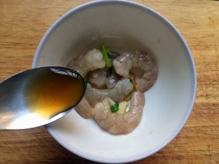 4、#辅食#虾仁蒸蛋羹,加半勺料酒去腥。