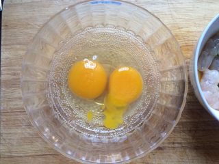 5、#辅食#虾仁蒸蛋羹,鸡蛋2个打入碗。