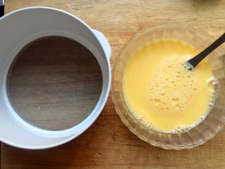 7、#辅食#虾仁蒸蛋羹,准备一个筛子。