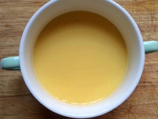 8、#辅食#虾仁蒸蛋羹,蛋液筛一遍,去掉泡沫,蒸熟的蛋才会细腻。