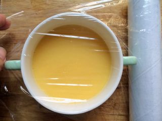 9、#辅食#虾仁蒸蛋羹,盖上保鲜膜。