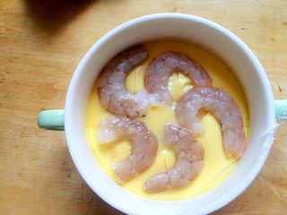 11、#辅食#虾仁蒸蛋羹,加入虾仁,继续蒸5分钟。
