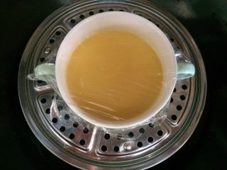 10、#辅食#虾仁蒸蛋羹,放入锅中蒸7~8分钟,取出。