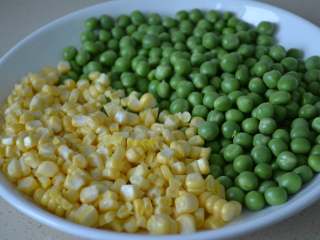 5、三色炒豌豆,甜玉米用西餐叉子,顺着玉米的纹路铲成玉米粒。