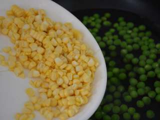 7、三色炒豌豆,倒入玉米粒。