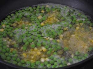 8、三色炒豌豆,继续焯水1分钟。