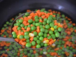 11、三色炒豌豆,一起捞出即可。