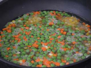 10、三色炒豌豆,焯水1分钟左右。