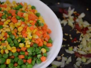 14、三色炒豌豆,倒入豌豆玉米和胡萝卜丁。