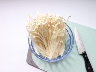 2、凉拌金针菇~简单快手,金针菇去蒂洗净