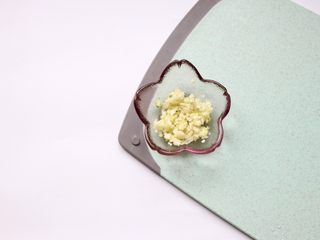 5、凉拌金针菇~简单快手,蒜瓣剁碎备用