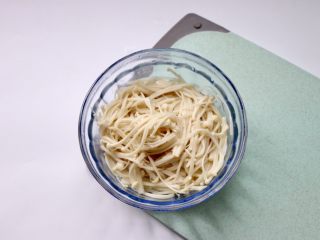 6、凉拌金针菇~简单快手,锅中水烧热,金针菇放进去煮30s捞出沥水