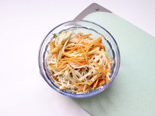 12、凉拌金针菇~简单快手,再加半汤匙翻拌均匀即可