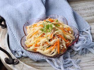 13、凉拌金针菇~简单快手,装盘撒葱花