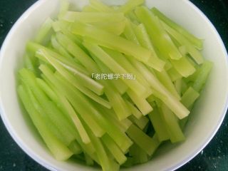 2、红油莴笋～开胃爽口,切丝/切条随意，我刀功不咋滴，也喜欢丰满口感，所以切条吧????