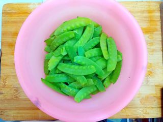 3、健康饮食之翡翠拌白玉（荷兰豆拌白玉菇）,全部处理好了！