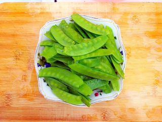 4、健康饮食之翡翠拌白玉（荷兰豆拌白玉菇）,洗净，备用！
