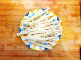 5、健康饮食之翡翠拌白玉（荷兰豆拌白玉菇）,白玉菇剪去根部，洗净，备用！