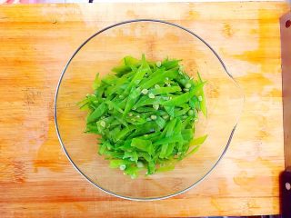 11、健康饮食之翡翠拌白玉（荷兰豆拌白玉菇）,切的越细口感越好！