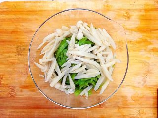 13、健康饮食之翡翠拌白玉（荷兰豆拌白玉菇）,都切好了！