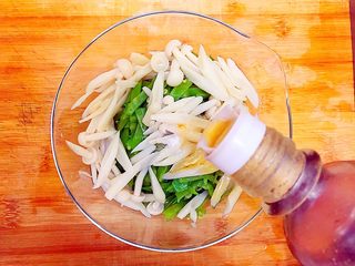 15、健康饮食之翡翠拌白玉（荷兰豆拌白玉菇）,适量香油！