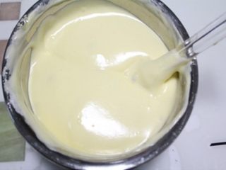 9、百香果戚风蛋糕,用上下翻拌的手法混合成均匀的蛋糕糊