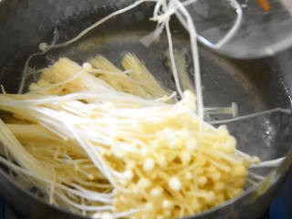 2、金针菇控们在哪里？赶快来围观,烧开一锅水，下金针菇煮沸，捞出备用。