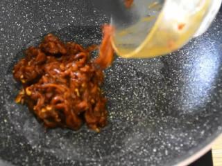 3、金针菇控们在哪里？赶快来围观,热锅冷油，下肉丝迅速滑散，炒至变色。