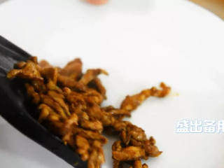 4、金针菇控们在哪里？赶快来围观,盛出备用。