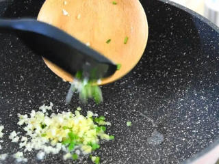 5、金针菇控们在哪里？赶快来围观,锅里倒入少许油，下姜葱蒜末、料酒爆香。