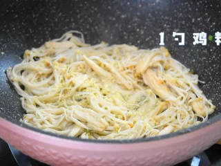6、金针菇控们在哪里？赶快来围观,下金针菇、盐、糖、鸡精翻炒均匀。