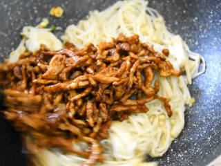 7、金针菇控们在哪里？赶快来围观,倒入炒好的肉丝，继续翻炒。