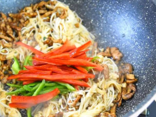 8、金针菇控们在哪里？赶快来围观,加入青红椒丝，炒至断生。