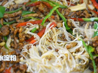 9、金针菇控们在哪里？赶快来围观,加入调好的水淀粉，翻炒均匀即可出锅。