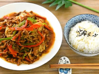 10、金针菇控们在哪里？赶快来围观,一盘金针菇炒肉丝，味道超乎你想象。