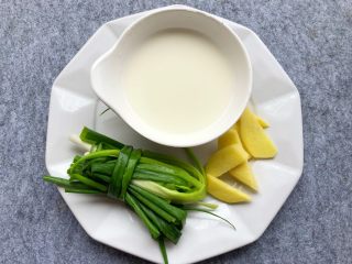 8、咖喱牛肉,姜切片，葱洗净打成葱结，淀粉调成水淀粉