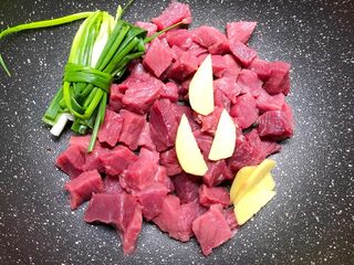 9、咖喱牛肉,把牛肉放入锅里，放入姜片和葱结