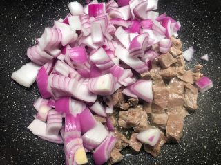 14、咖喱牛肉,放入洋葱翻炒1分钟